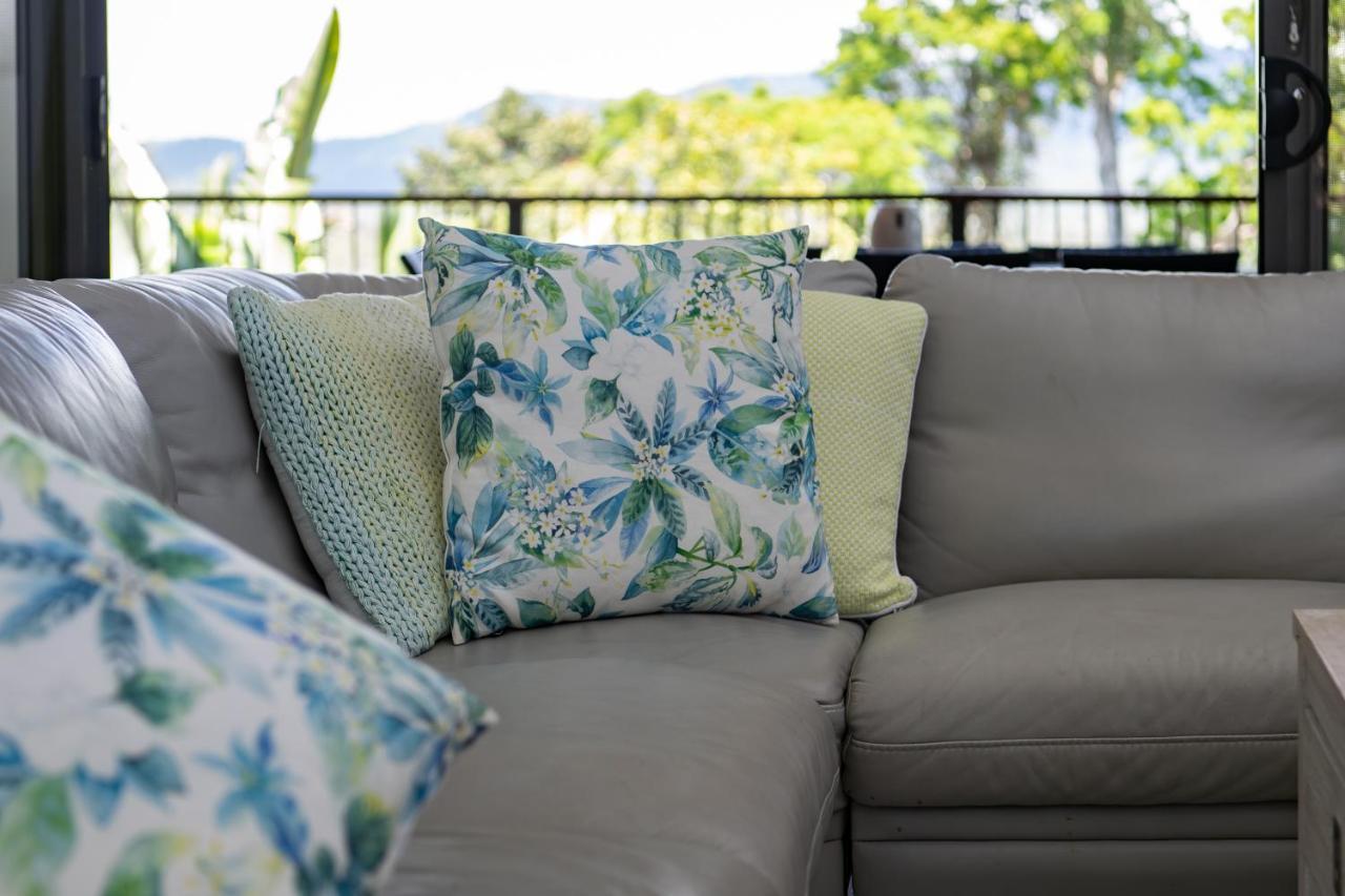 Hilltop Views - Cannonvale Villa Airlie Beach Exterior photo